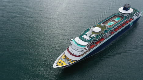 Riesiges-Luxuskreuzfahrtschiff-Mittelmeer-Sete-Luftdrohnenaufnahme-Frankreich